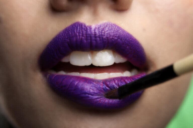 Dientes más blancos en segundos: el truco del labial que hace lucir una sonrisa más brillante