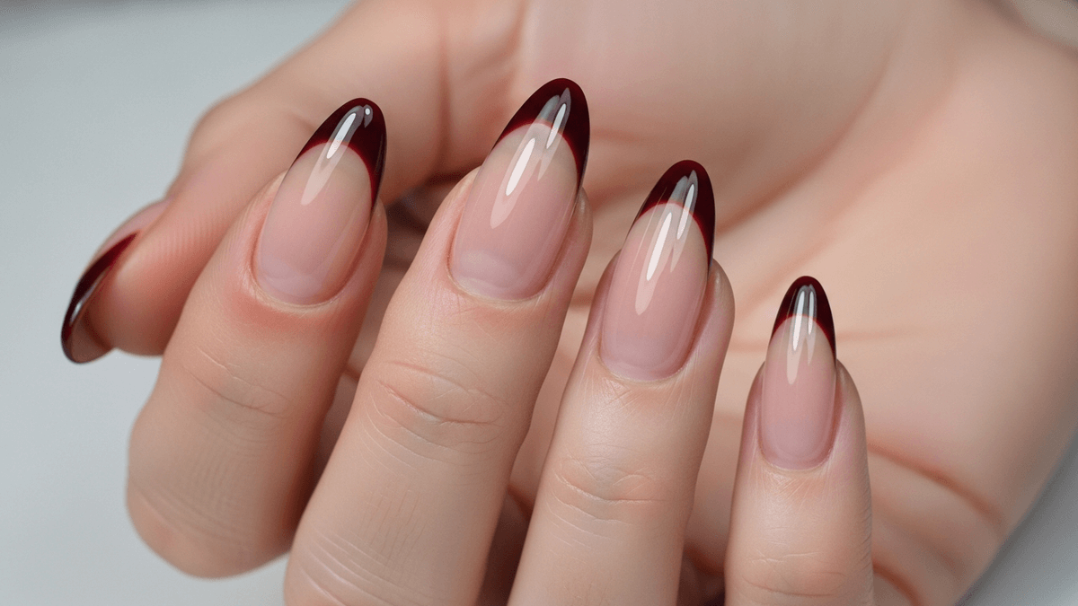 Uñas francesas para Navidad en color cereza