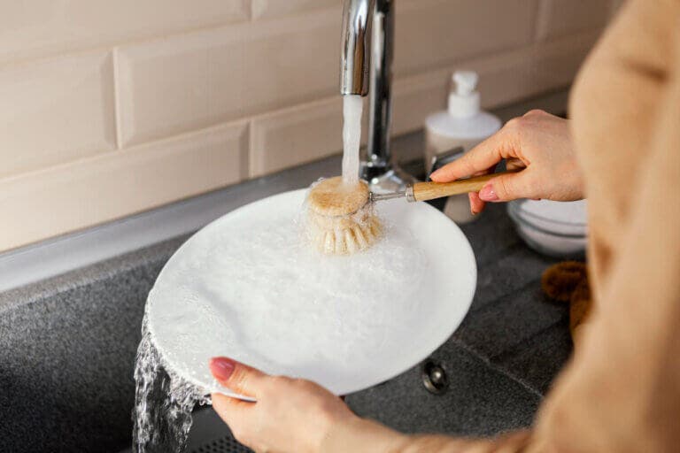 Guía para eliminar manchas persistentes en tu vajilla de porcelana