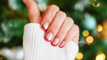 10 estilos de manicura francesa para Navidad que arrasan en 2025