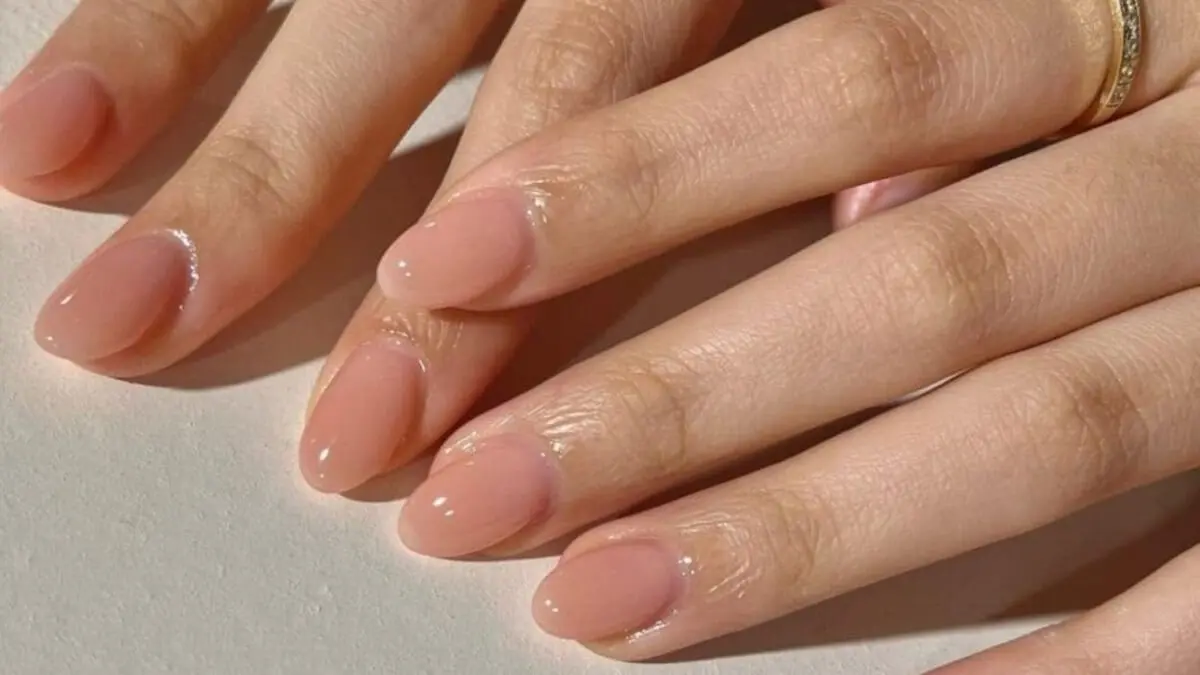 Manicura minimalista jelly en tonos nude.