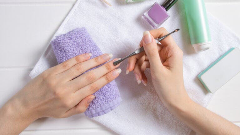 Manos bonitas sin ir al salón: rutina de 15 minutos para la piel, cutículas y uñas brillantes