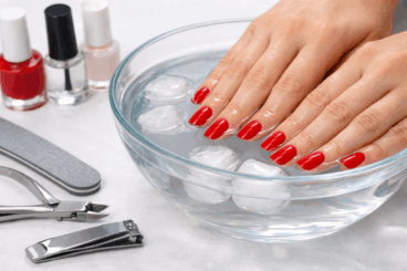 ¿Manicura de último minuto? El truco del agua helada que seca tu esmalte al instante y disfrutar las festividades