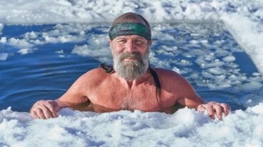 El secreto de Wim Hof para fortalecer el sistema inmune en los meses más fríos