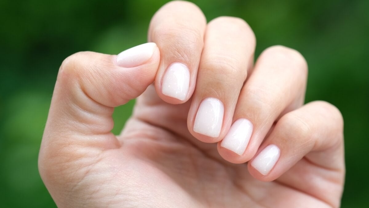 Milky nails cortas.