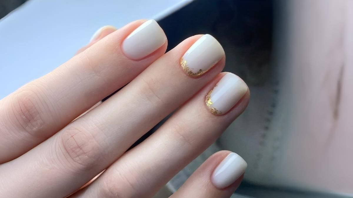 Milky nails para uñas cortas con detalles dorados