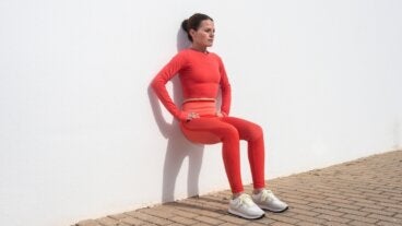 5 ejercicios de pilates en la pared para trabajar piernas y core