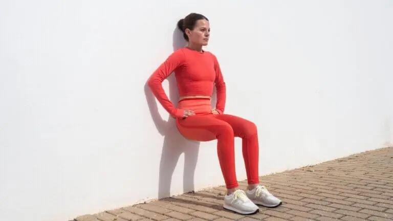 5 ejercicios de pilates en la pared para trabajar piernas y core