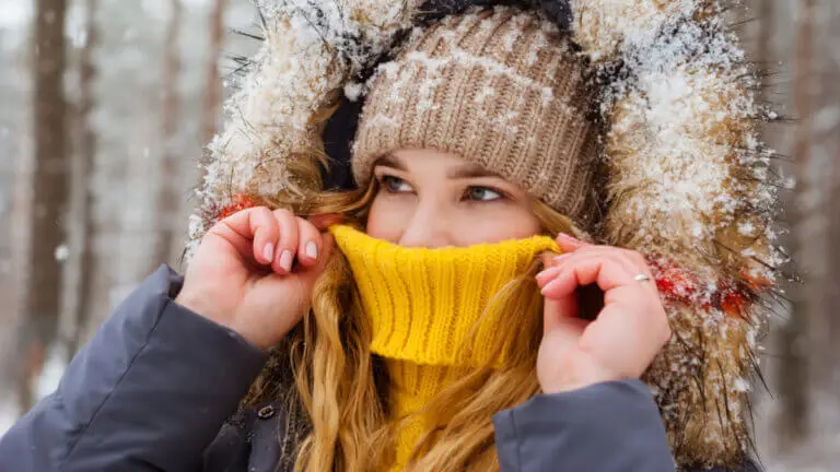 ¿Por qué te sangra la nariz en invierno? Así puedes evitarlo y protegerte del aire frío