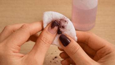 Cómo quitar esmalte oscuro sin manchar la uña ni la cutícula