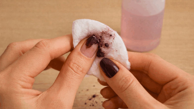Cómo quitar esmalte oscuro sin manchar la uña ni la cutícula