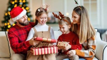 La regla de los 4 regalos: el método que cambia cómo tus hijos valoran la Navidad