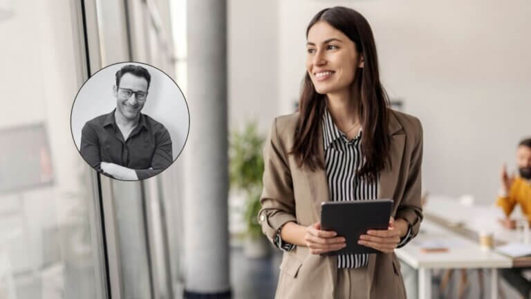 Simon Sinek, motivador, "Trabajar duro por algo que no nos importa se llama estrés; trabajar duro por algo que amamos se llama pasión"