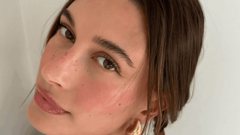 Cómo llevar el "Strawberry Makeup" en invierno para un look coqueto y juvenil