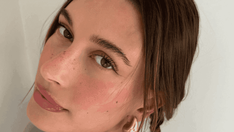 Cómo llevar el "Strawberry Makeup" en invierno para un look coqueto y juvenil