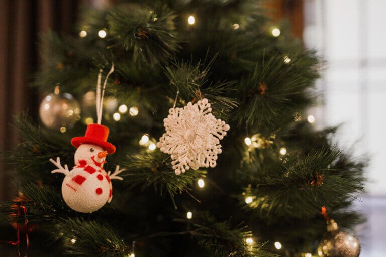 Haz que tu arbolito de Navidad huela a pino natural con este simple truco
