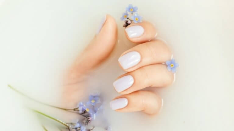 Manicura "milky" para uñas cortas: 4 estilos elegantes y modernos