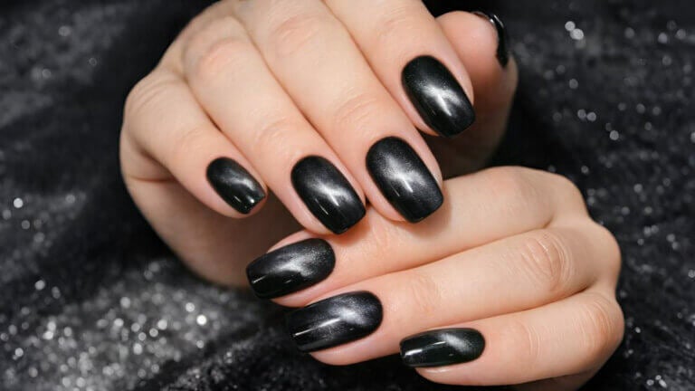 Manicura "velvet black": color negro con efecto terciopelo perfecto para recibir el año nuevo