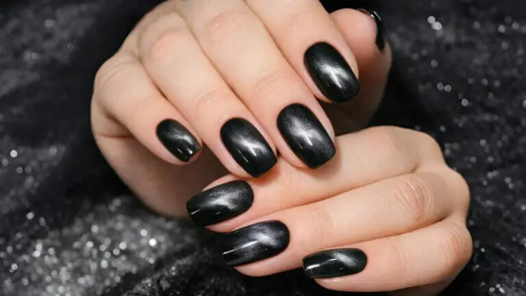 Manicura "velvet black": color negro con efecto terciopelo perfecto para recibir el año nuevo