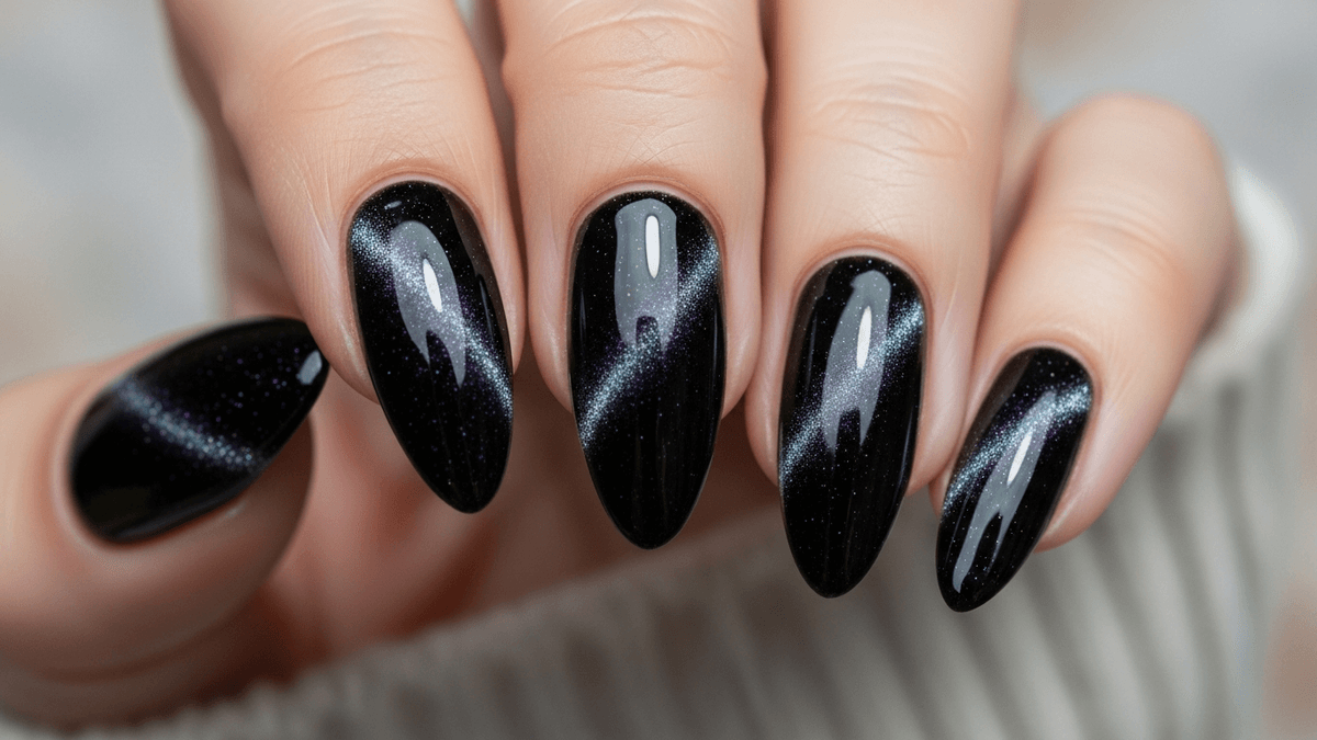 Uñas velvet negras con línea brillosa