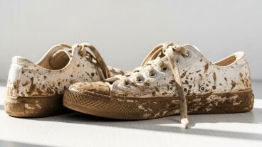 Zapatillas de tela blancas: cómo quitar manchas de tierra sin dañar las fibras ni arrastrar la suciedad