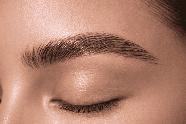¿Qué pasa con tus cejas cuando les aplicas vaselina todas las noches antes de dormir?