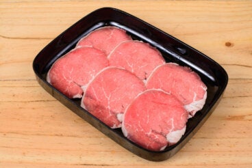 El truco para descongelar carne rápidamente si se te olvidó sacarla antes