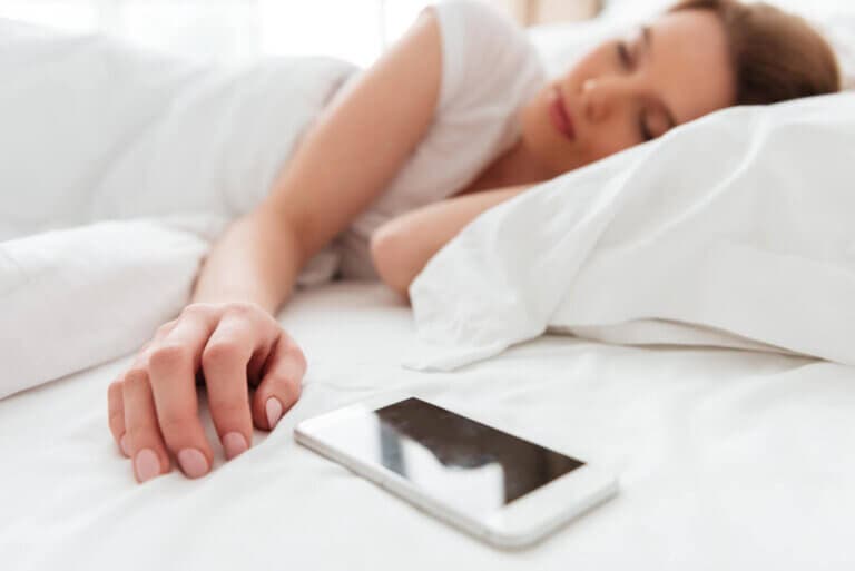 La verdadera razón por la que no debes dormir con el móvil bajo la almohada