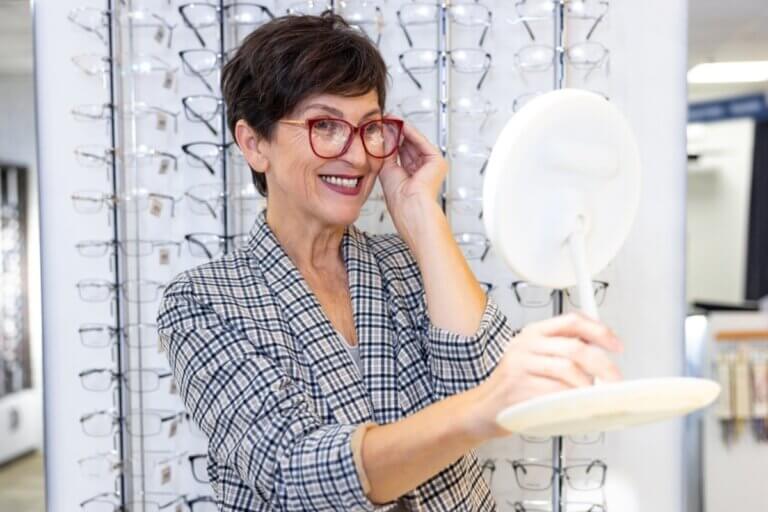 Cómo elegir unas gafas que te favorezcan: 4 consejos para no fallar