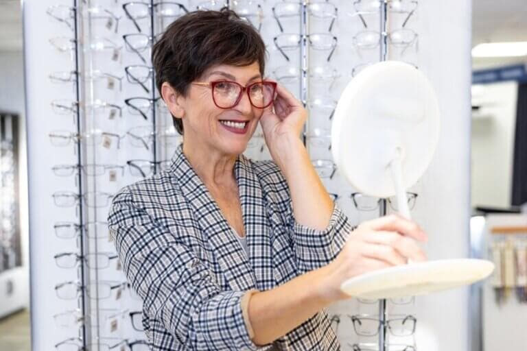 Cómo elegir unas gafas que te favorezcan: 4 consejos para no fallar