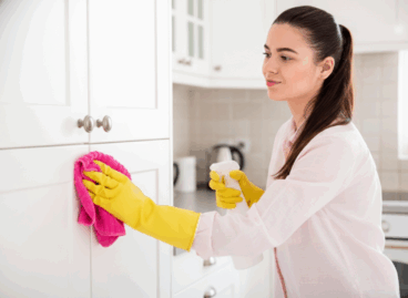 Haz esto para eliminar la grasa pegajosa de los armarios de la cocina fácilmente