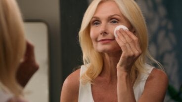 6 errores que hacen que tu maquillaje se vea polvoso (y cómo evitarlos)