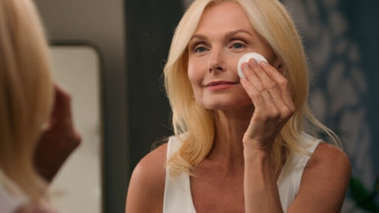 6 errores que hacen que tu maquillaje se vea polvoso (y cómo evitarlos)