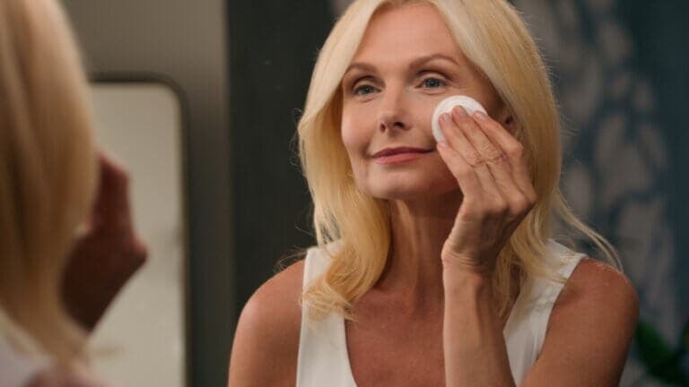 6 errores que hacen que tu maquillaje se vea polvoso (y cómo evitarlos)