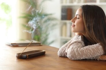 4 cosas que ocurren en tu casa cuando enciendes incienso (lo bueno y lo malo)