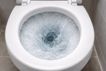 Cómo limpiar los chorros de la taza del inodoro para una descarga más eficiente