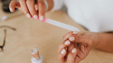 El error al limarte las uñas que las deja irregulares y rasposas (y cómo hacerlo correctamente)