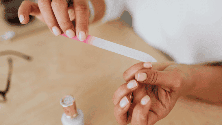 El error al limarte las uñas que las deja irregulares y rasposas (y cómo hacerlo correctamente)