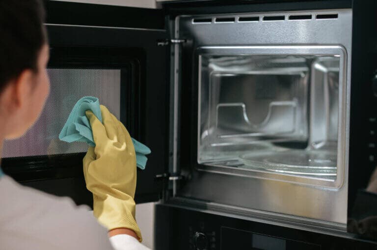 5 pasos para eliminar el olor a comida vieja de tu microondas sin esfuerzo