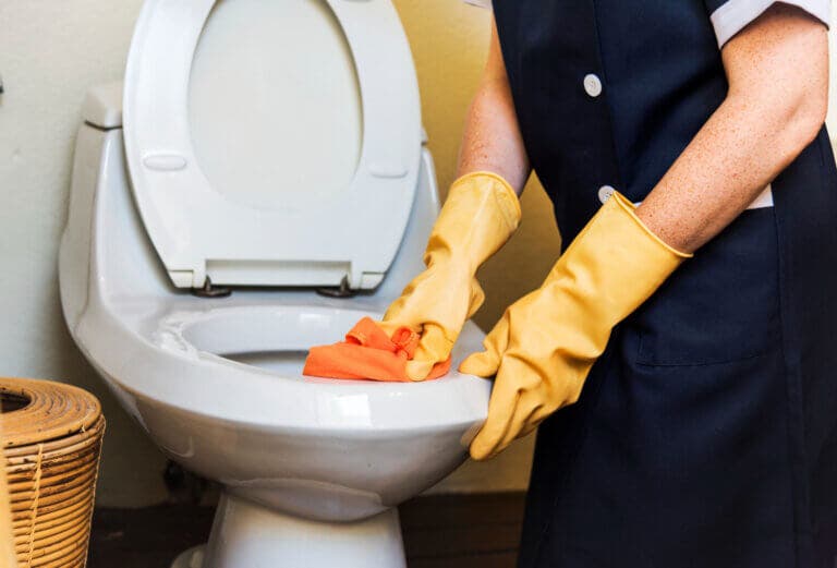 Los 7 errores más comunes que causan malos olores en el baño (y cómo evitarlos)