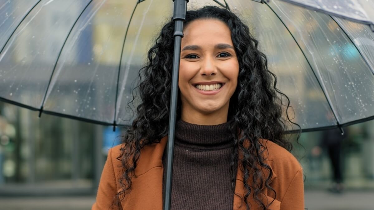 Mujer con rizos definidos.