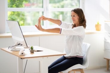 Pausa activa en la silla: 5 movimientos que puedes hacer sentado para activar tu cuerpo