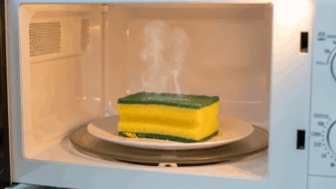 3 formas de quitar el mal olor de la esponja (y cuándo es mejor tirarla)