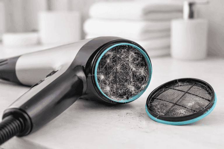 ¿Tu secador de cabello se apaga solo? Cómo limpiar el filtro para que no siga ocurriendo