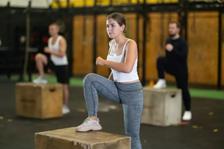 "Step-up" para glúteos y piernas tonificadas: variaciones y errores que debes evitar