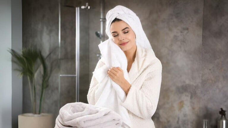 ¿Por qué tus toallas ya no secan como antes? Así las puedes recuperar