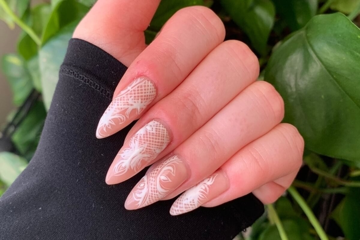 Tendencia para el 2026 de uñas efecto encaje
