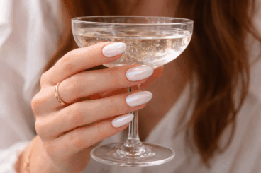 Uñas “glazed” en casa: cómo lograr el efecto vidrio sin opacar el brillo