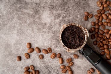 No tires los pozos por el desagüe: 5 usos útiles para aprovechar los restos de café en casa