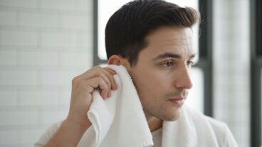 Si los bastoncillos no sirven, ¿cómo puedes limpiarte los oídos correctamente?